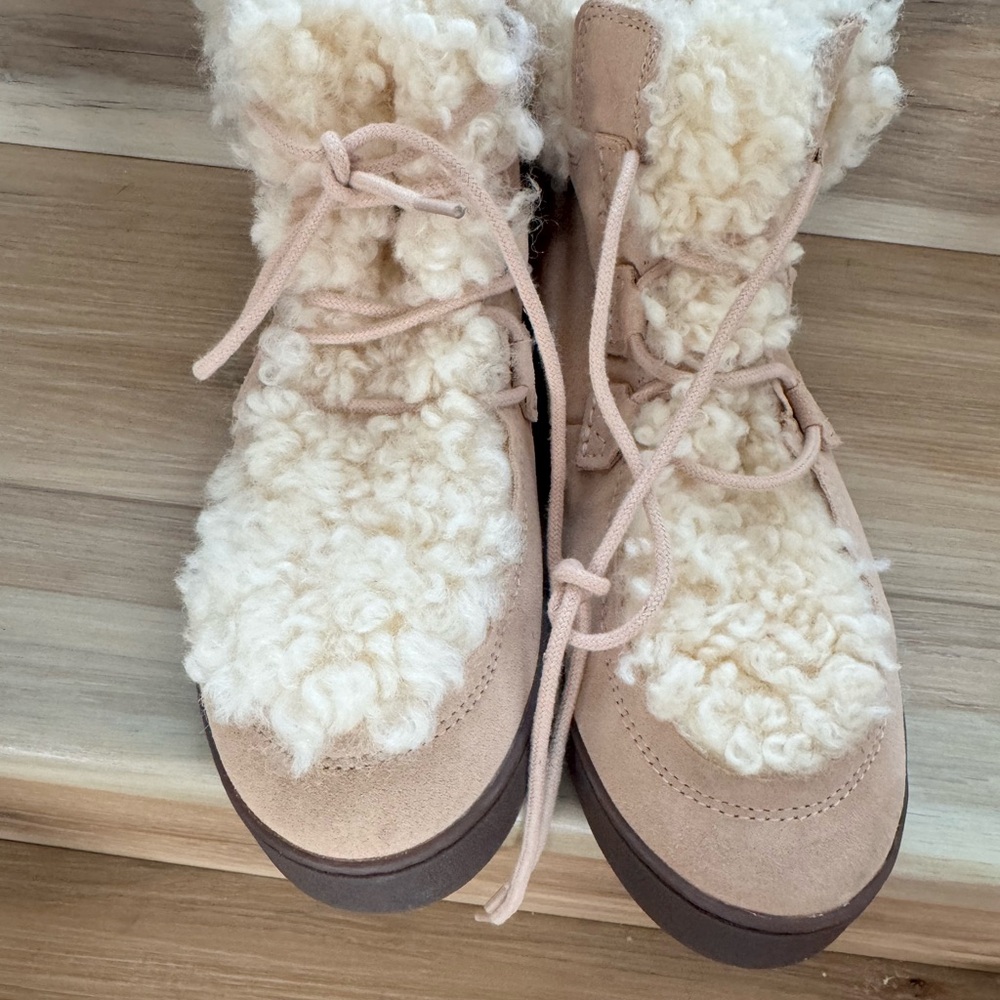 Vionic Shearling Lined Boots size 8 - image 1